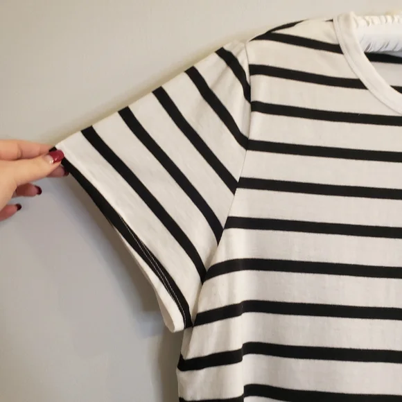 NWOT Old Navy Black & White Striped T-Shirt with Pineapple Pocket - Size XL - Picture 4 of 6
